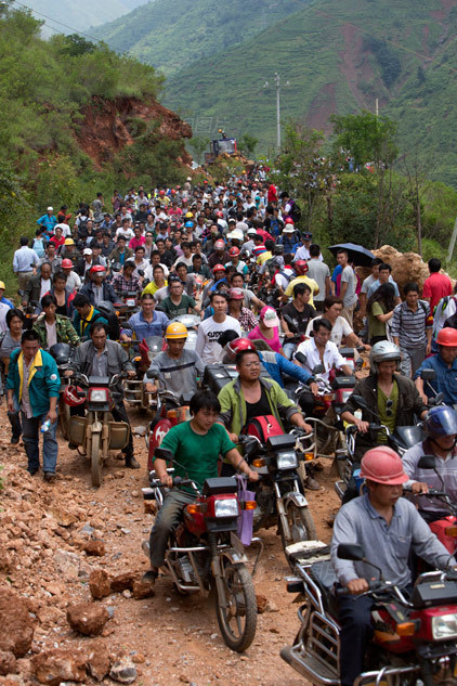 摩托车救援队 运资载人两不误