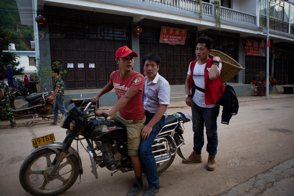 摩托车救援队 运资载人两不误