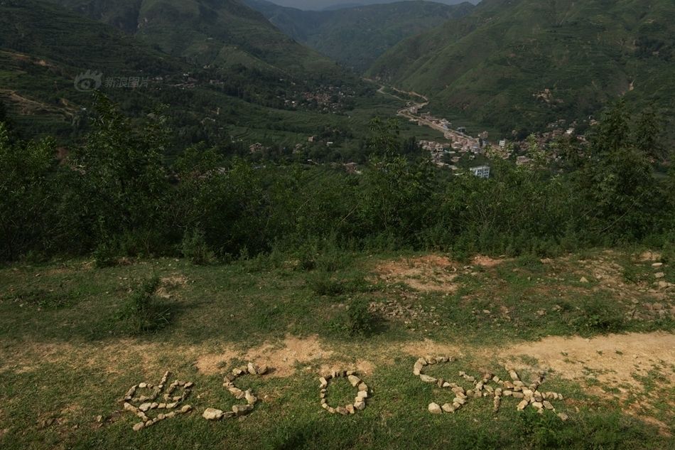 云南地震银厂坡尚无救援 村民堆SOS求救