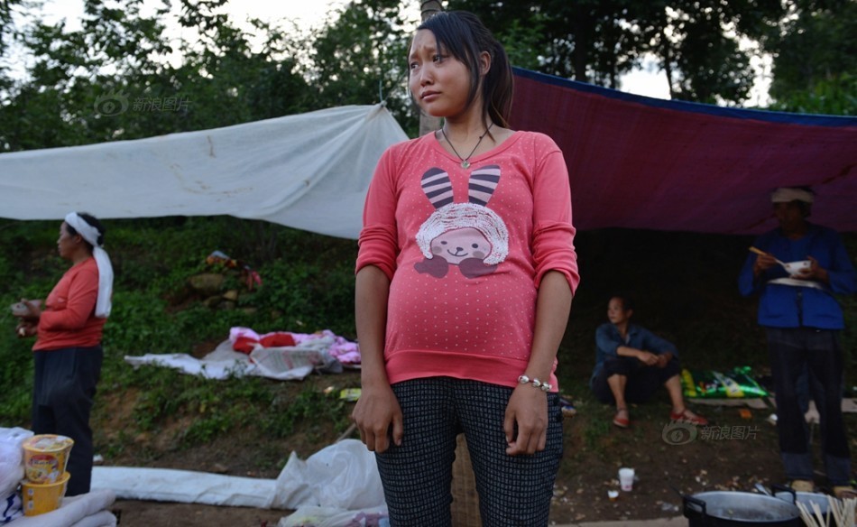 云南地震银厂坡尚无救援 村民堆SOS求救