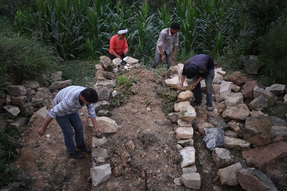 云南地震银厂坡尚无救援 村民堆SOS求救