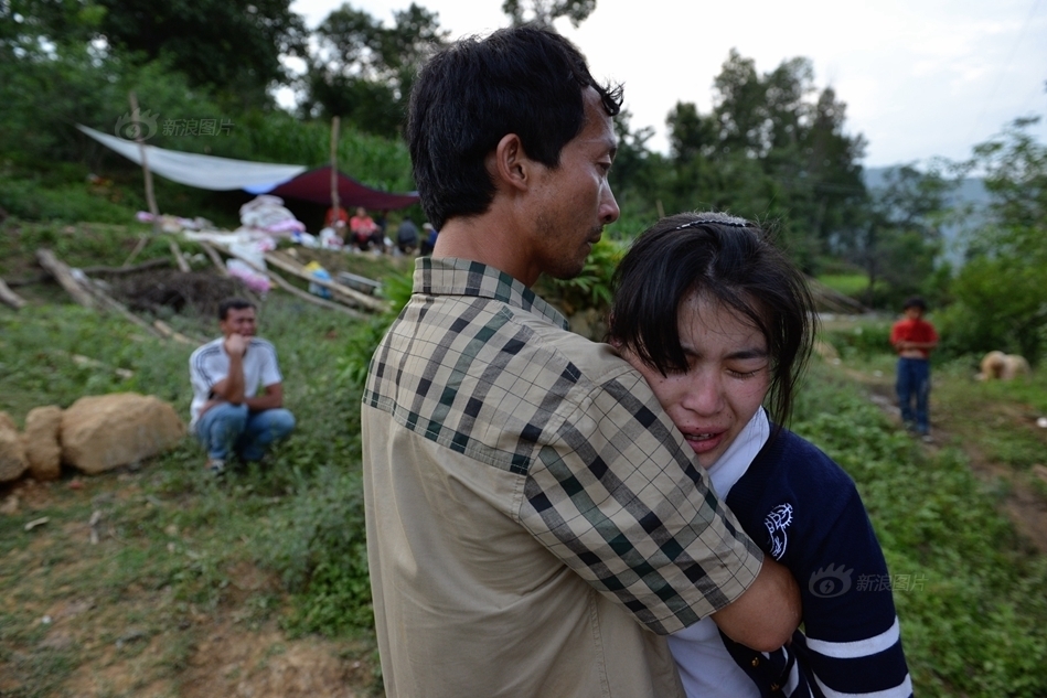 云南地震银厂坡尚无救援 村民堆SOS求救