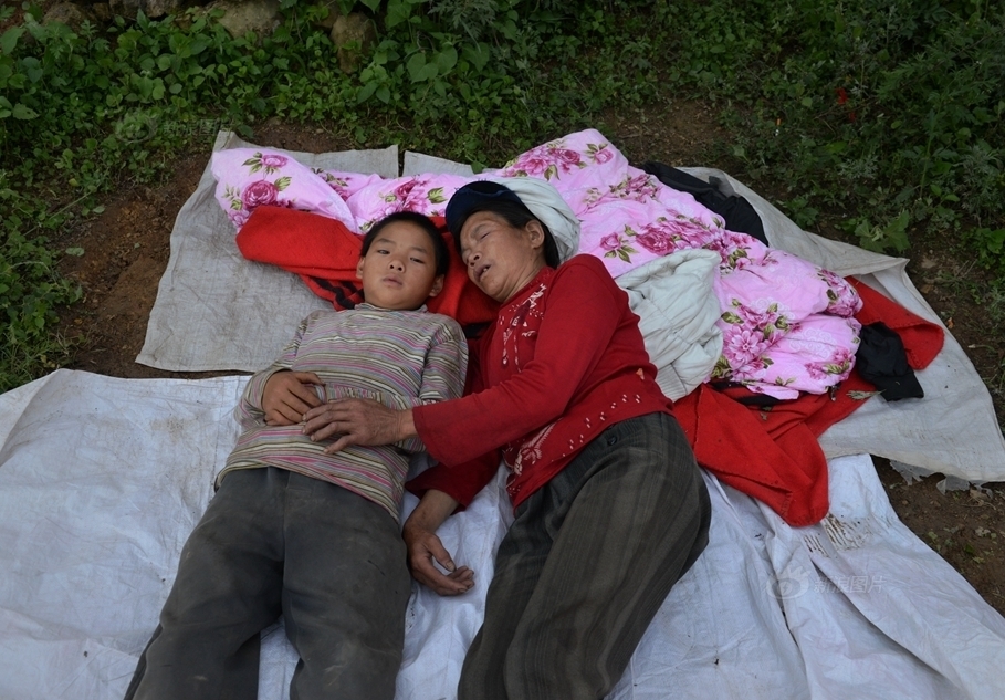 云南地震银厂坡尚无救援 村民堆SOS求救