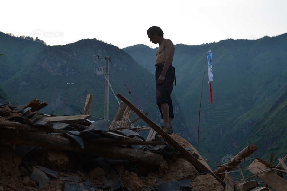 云南地震银厂坡尚无救援 村民堆SOS求救