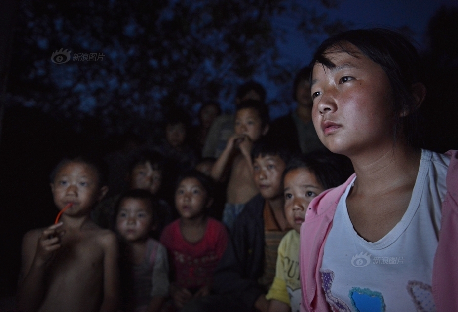 云南地震银厂坡尚无救援 村民堆SOS求救