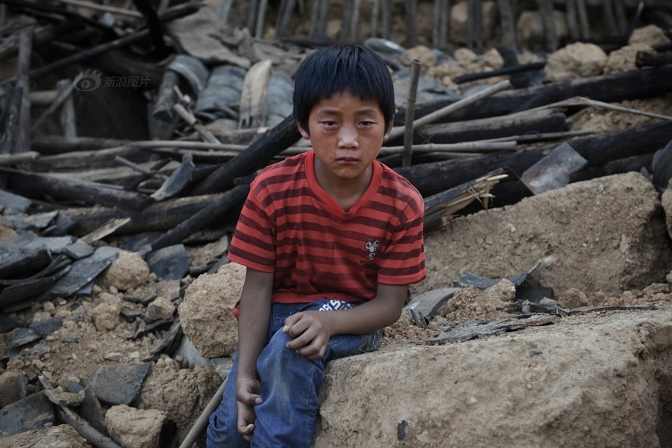 云南地震银厂坡尚无救援 村民堆SOS求救