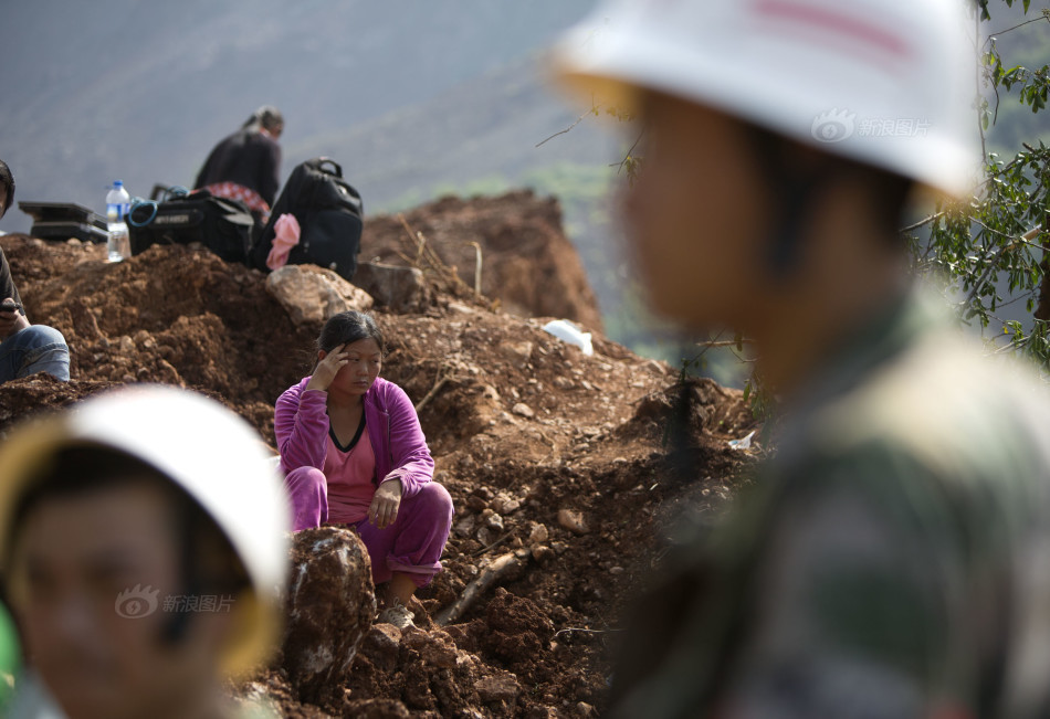震后半面山体滑坡吞噬整个村庄