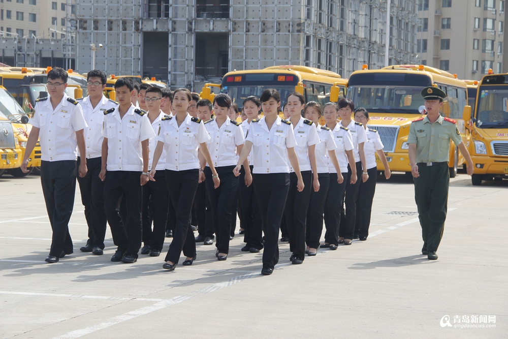 实拍大鼻子校车员工烈日下军训