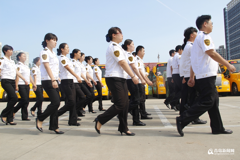 实拍大鼻子校车员工烈日下军训