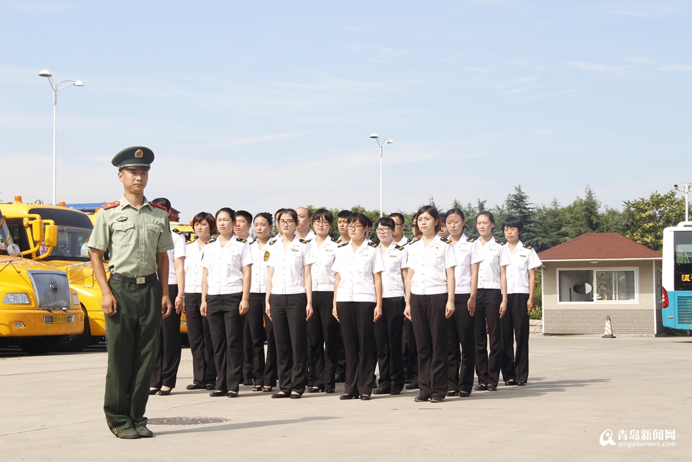 实拍大鼻子校车员工烈日下军训