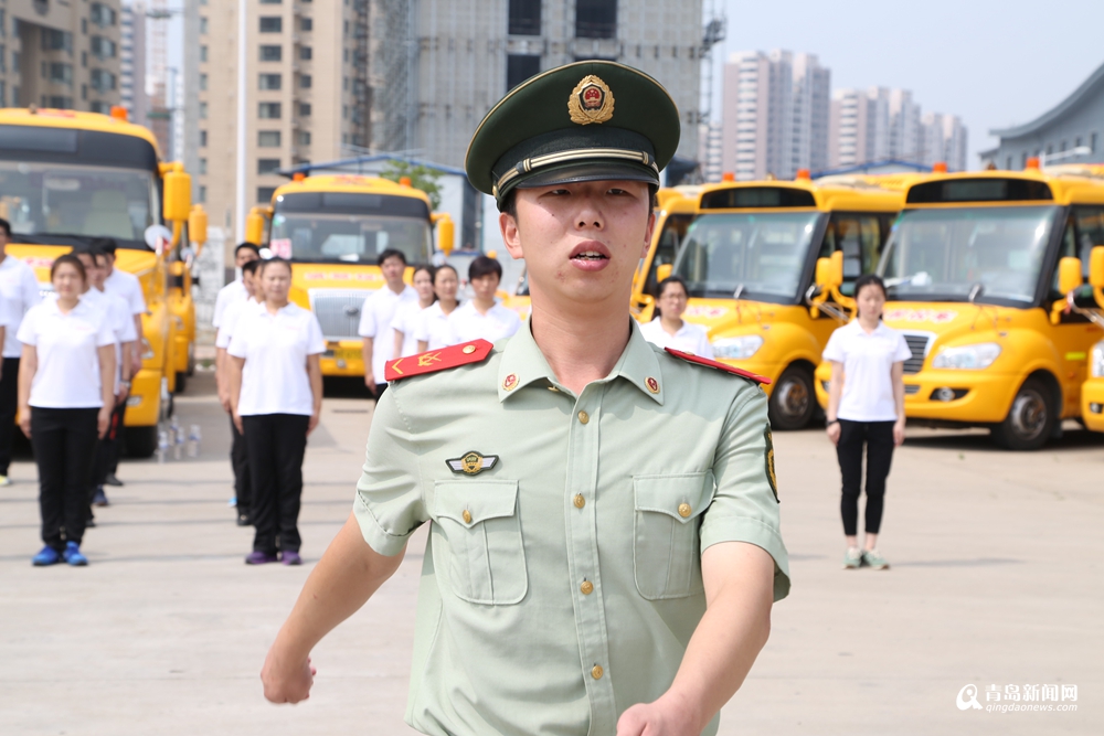 实拍大鼻子校车员工烈日下军训