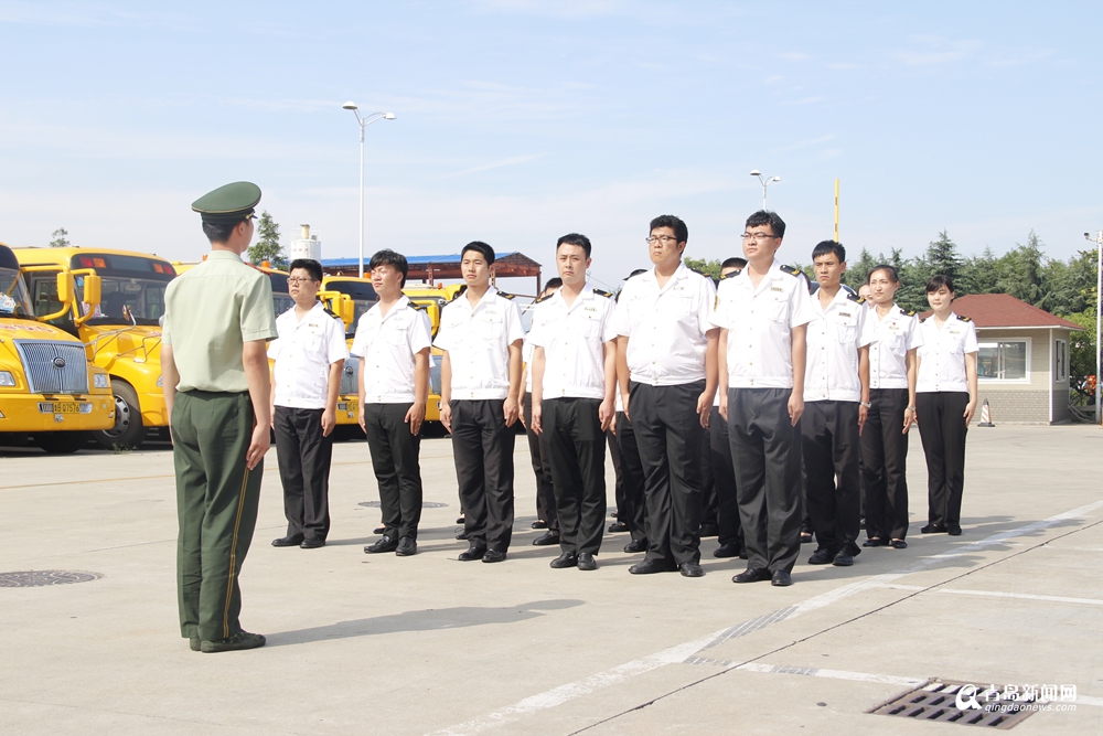 实拍大鼻子校车员工烈日下军训