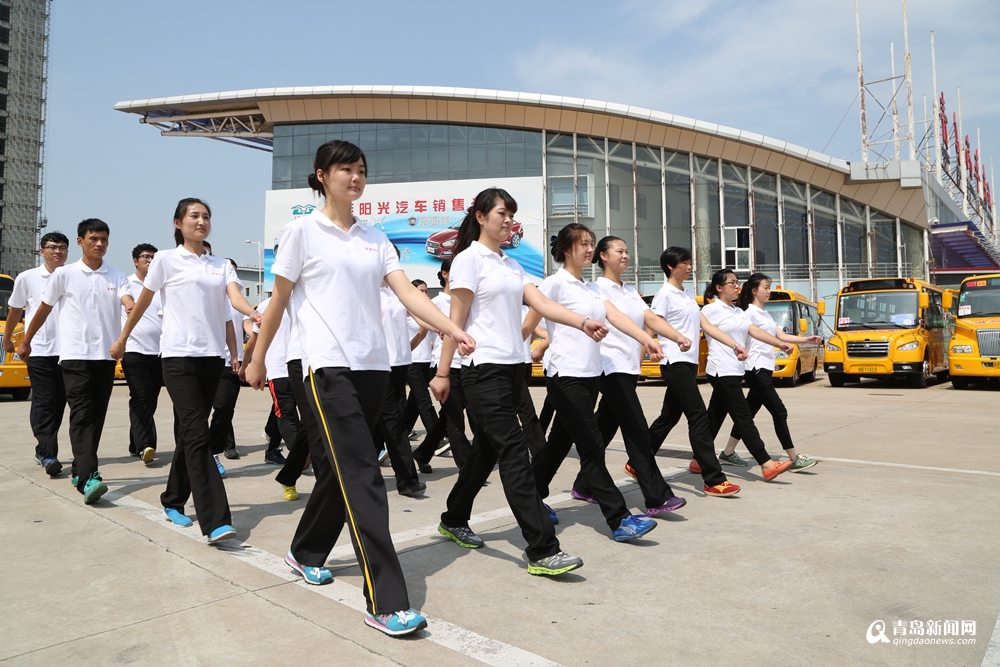 实拍大鼻子校车员工烈日下军训