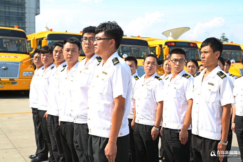 实拍大鼻子校车员工烈日下军训