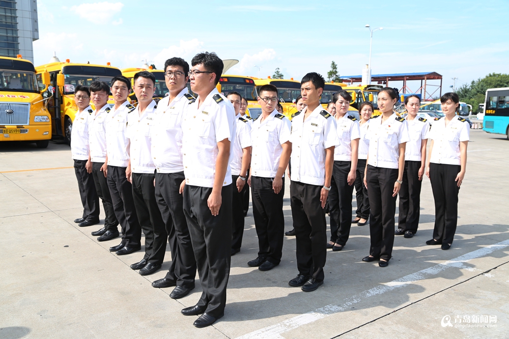 实拍大鼻子校车员工烈日下军训