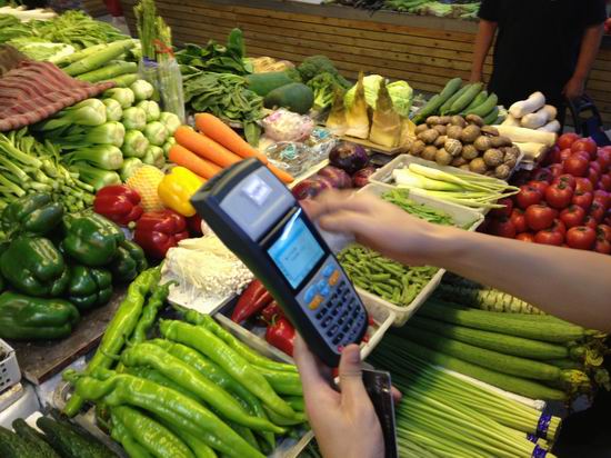 青岛首家农贸市场推刷卡买菜 升级传统市场