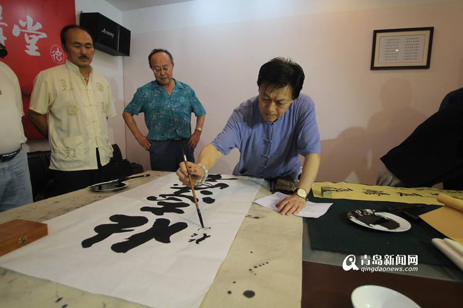青岛艺术家挥毫泼墨