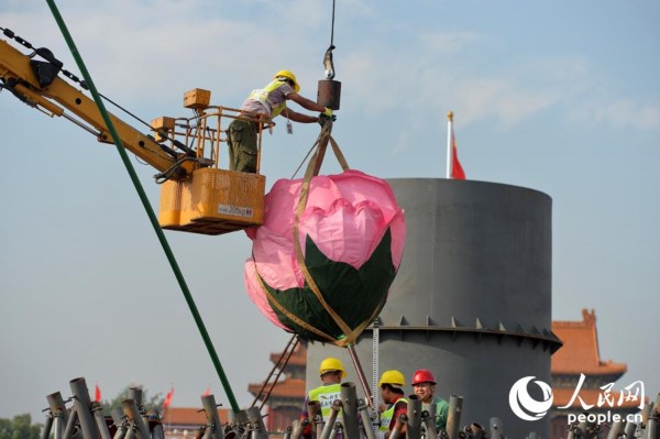 迎国庆天安门广场“祝福祖国”花坛紧张布置中