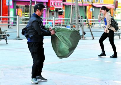 青岛持续大风气温速降 郊区10度以下周四回升