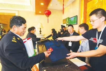 政协委员报到共收提案300余件