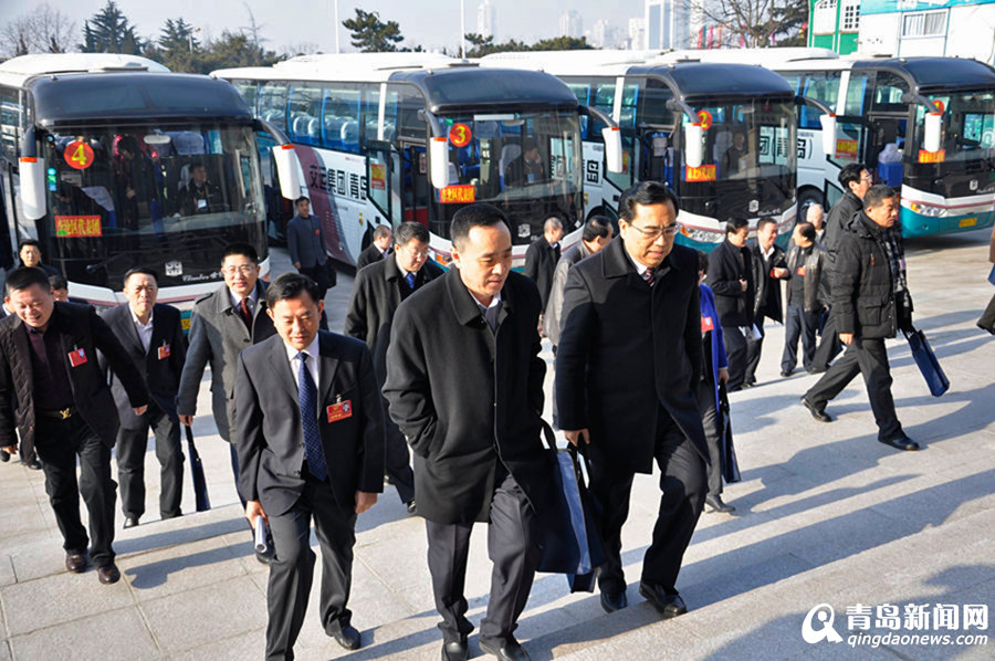 市十五届人大四次会议开幕 代表入场