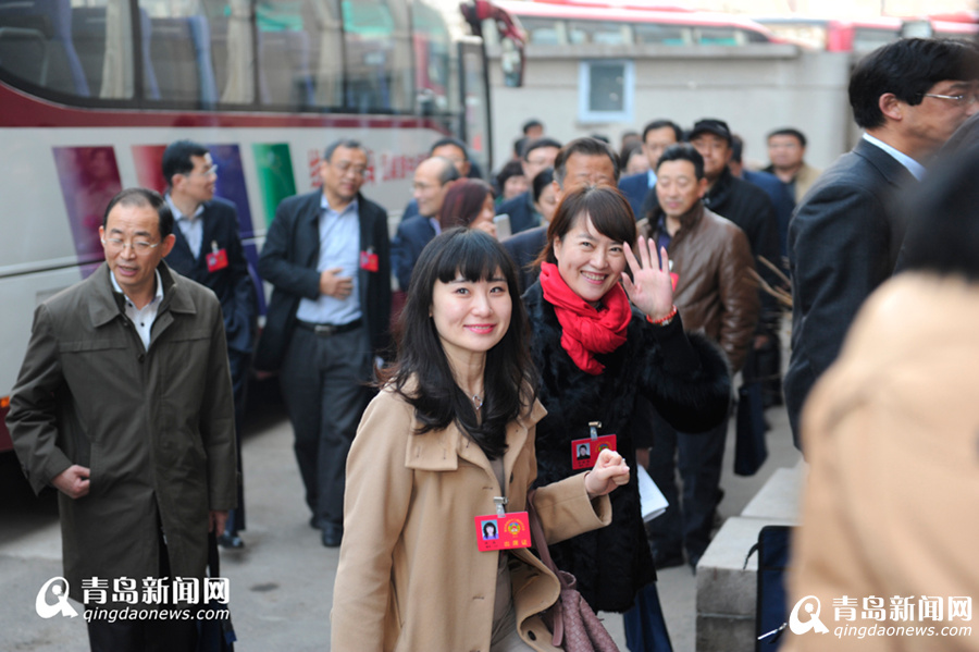 市十五届人大四次会议开幕 代表入场