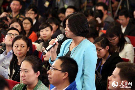 2015两会：着装艳丽记者提问机会多