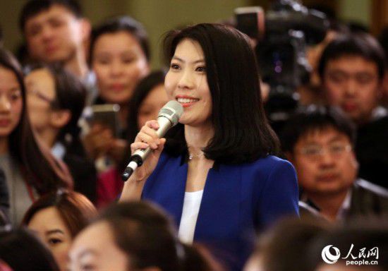 2015两会：着装艳丽记者提问机会多
