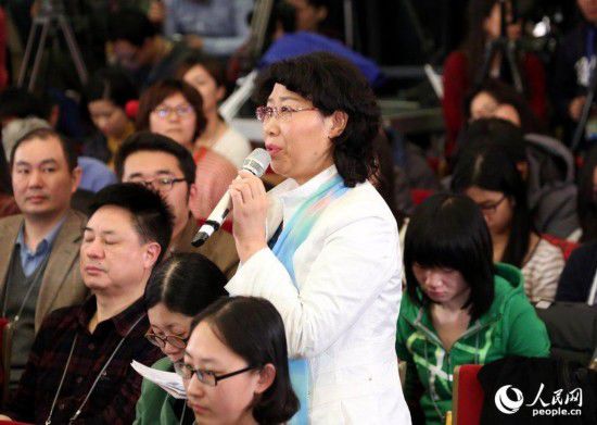 2015两会：着装艳丽记者提问机会多