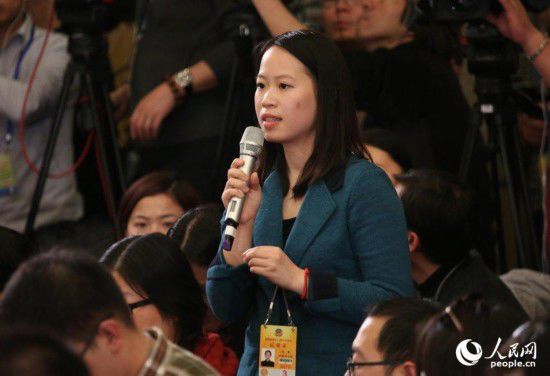 2015两会：着装艳丽记者提问机会多