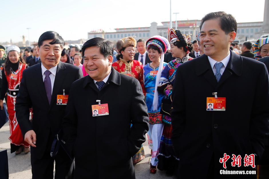 十二届全国人大三次会议举行预备会议