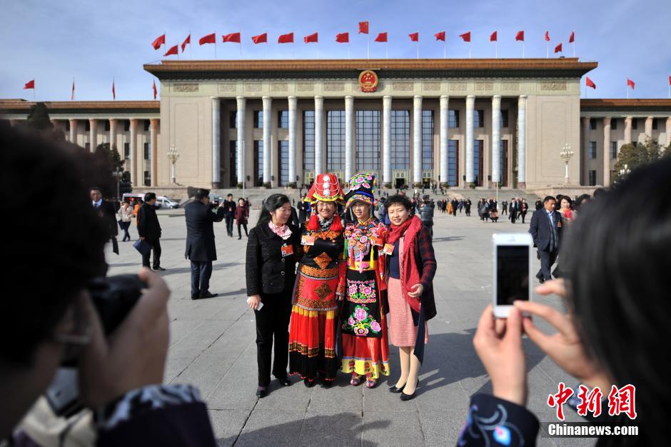 十二届全国人大三次会议举行预备会议