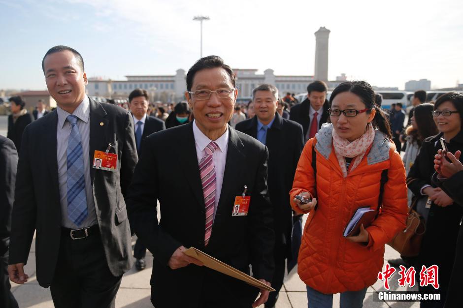 十二届全国人大三次会议举行预备会议