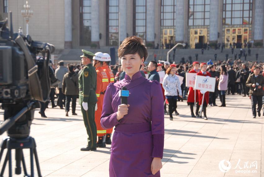 美女记者齐聚人民大会堂报道政协开幕