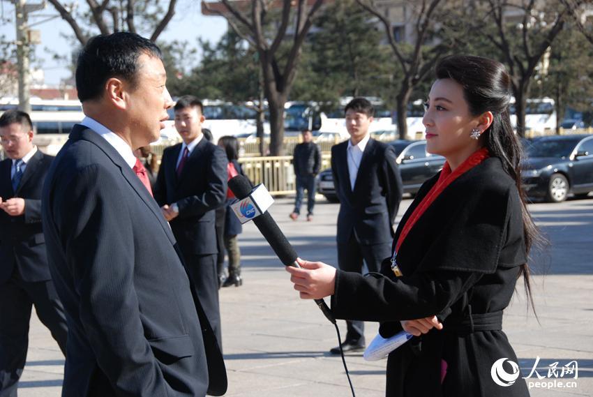 美女记者齐聚人民大会堂报道政协开幕