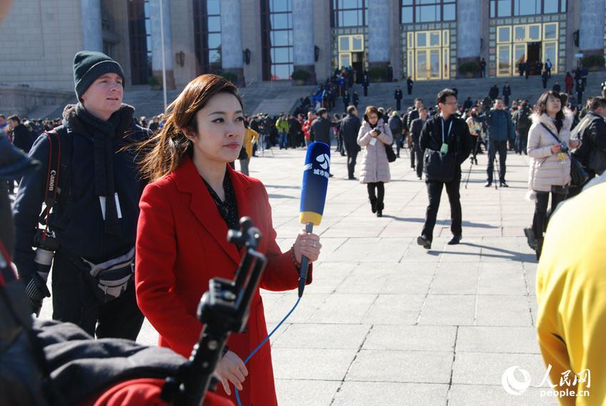 美女记者齐聚人民大会堂报道政协开幕