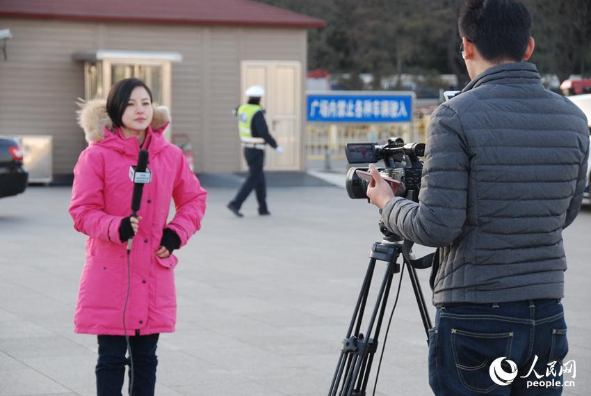 美女记者齐聚人民大会堂报道政协开幕