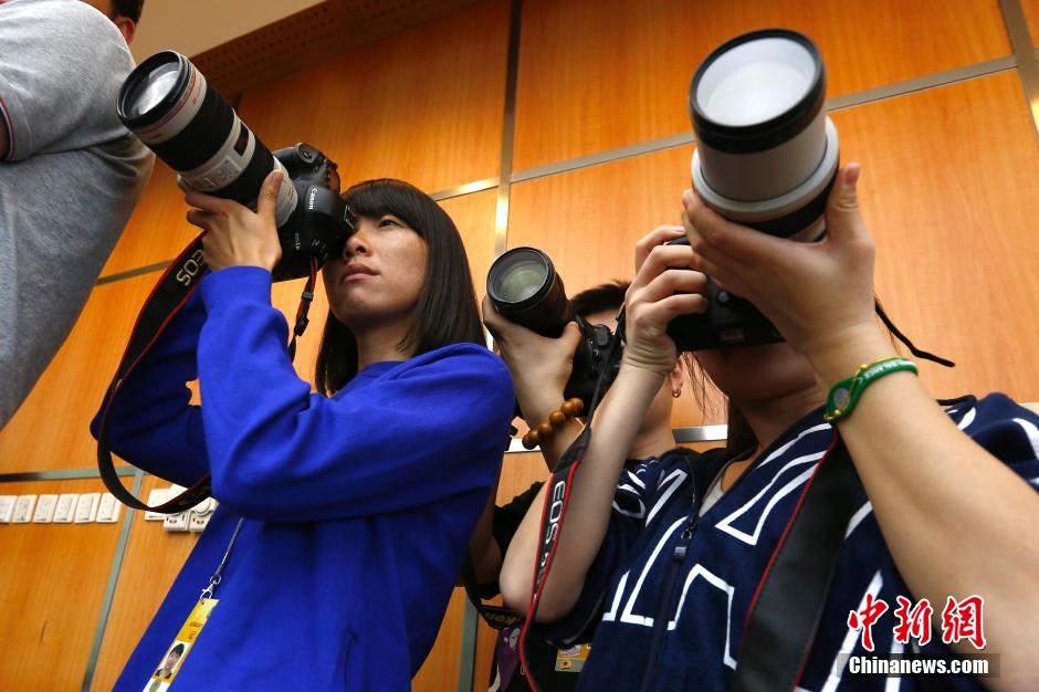 “三八”妇女节两会上的女记者