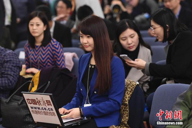 “三八”妇女节两会上的女记者 “三八”妇女节两会上的女记者