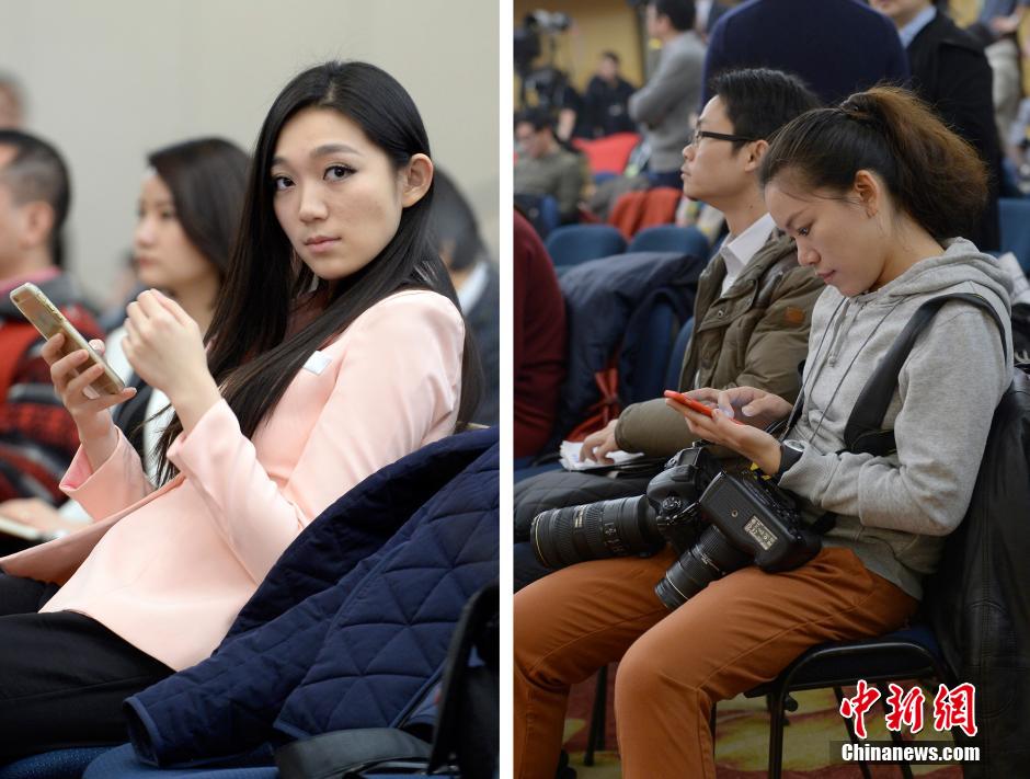 “三八”妇女节两会上的女记者