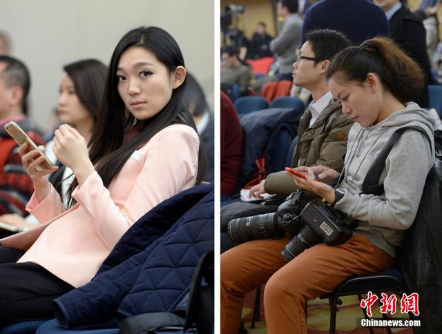 “三八”妇女节两会上的女记者 “三八”妇女节两会上的女记者