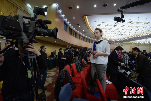 “三八”妇女节两会上的女记者 “三八”妇女节两会上的女记者