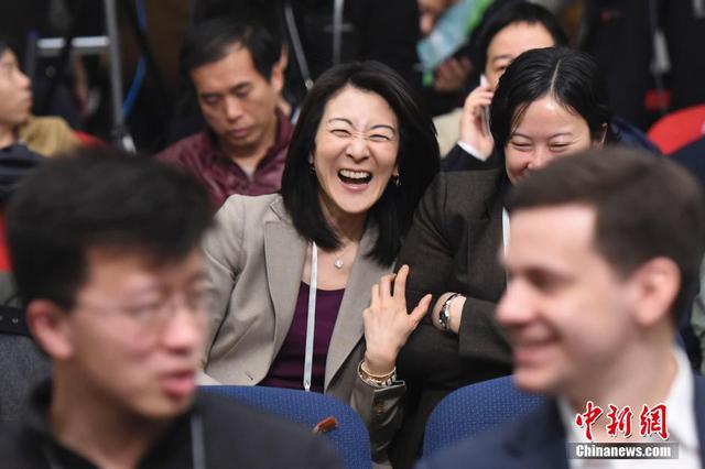 “三八”妇女节两会上的女记者 “三八”妇女节两会上的女记者