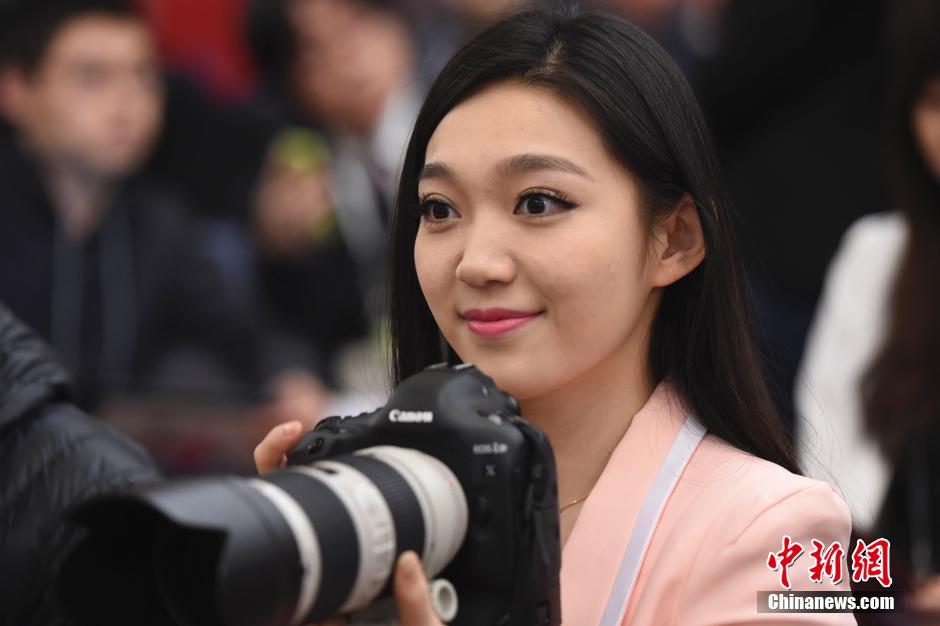 “三八”妇女节两会上的女记者