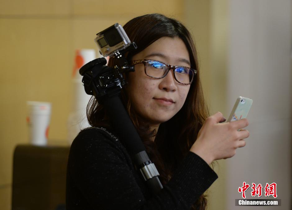 “三八”妇女节两会上的女记者