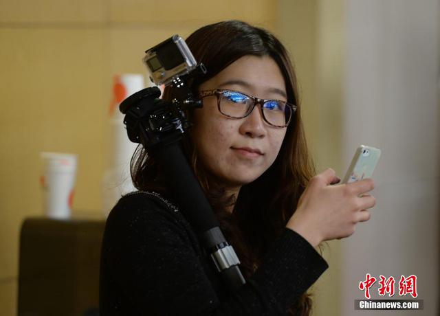 “三八”妇女节两会上的女记者 “三八”妇女节两会上的女记者