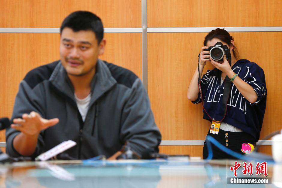 “三八”妇女节两会上的女记者