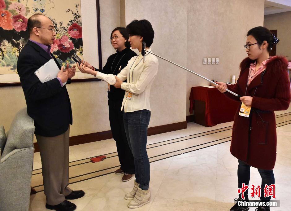 “三八”妇女节两会上的女记者