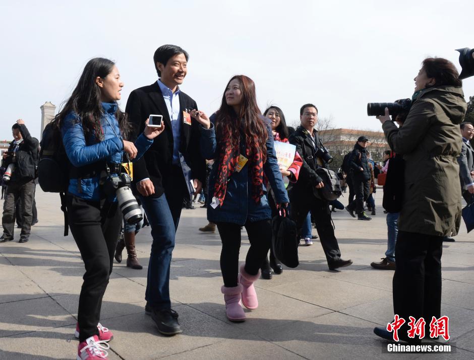 “三八”妇女节两会上的女记者