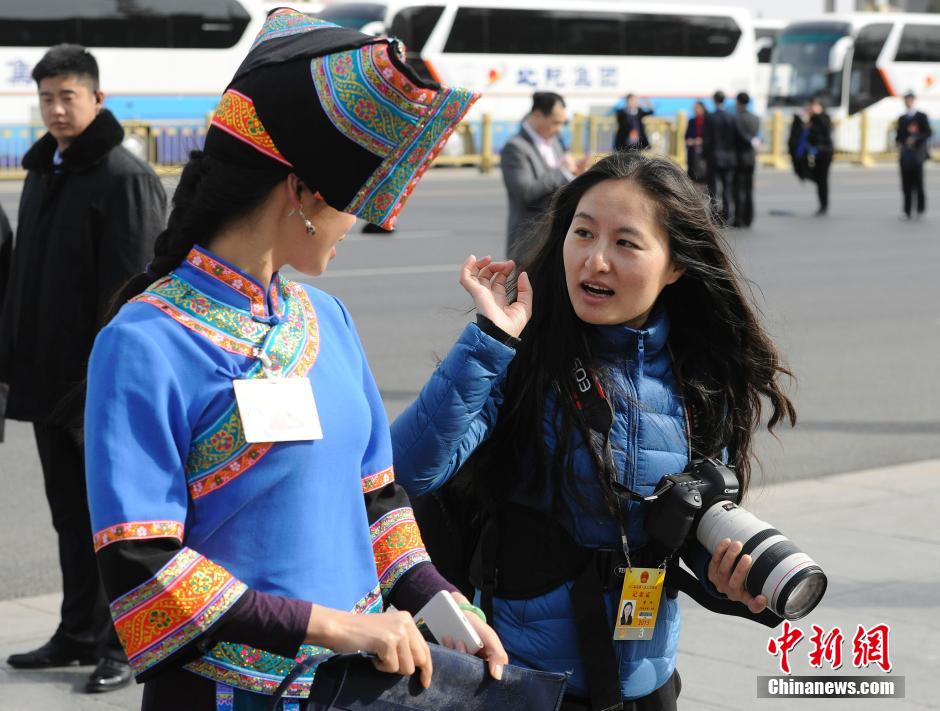 “三八”妇女节两会上的女记者